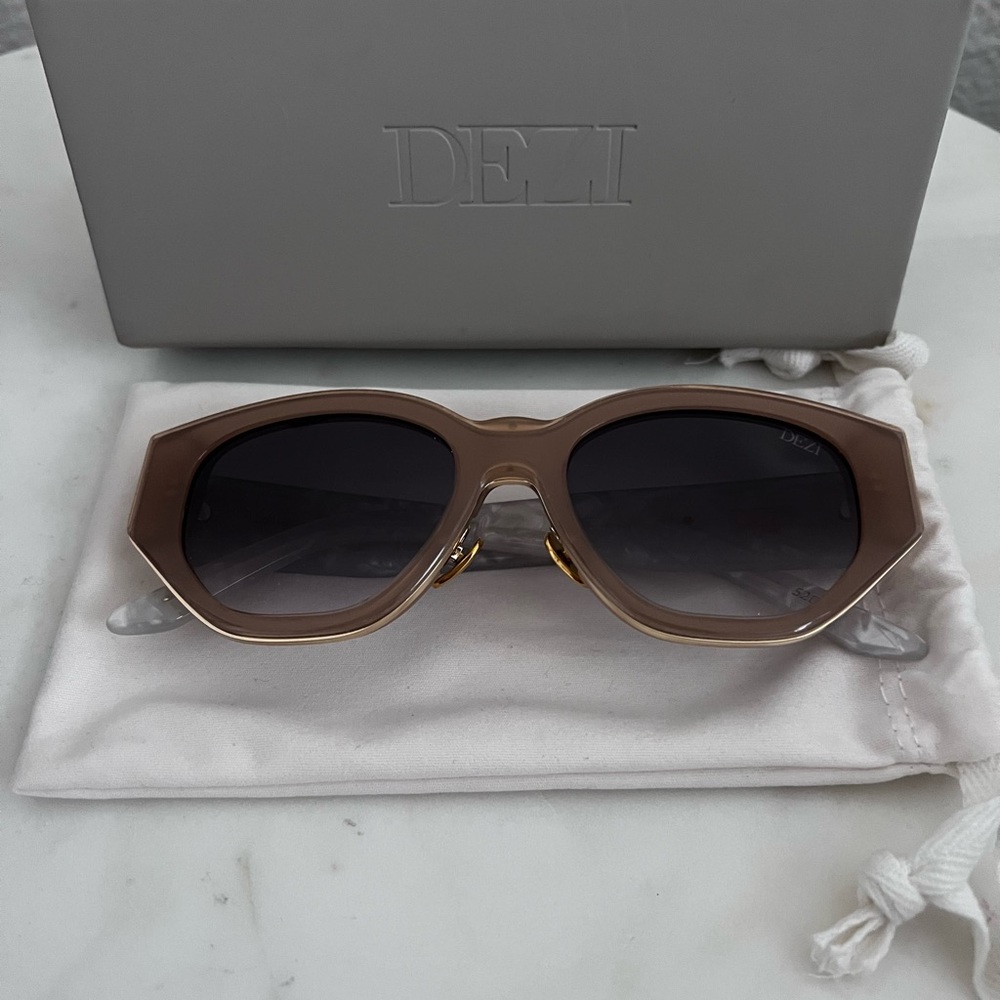 DEZI Tan Oversized Sunglasses with Geometric Design